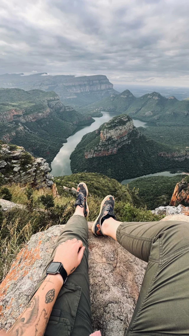Il y a certaines décisions qu’on prend et qui changent toute notre vie. Celle de suivre mes rêves est clairement l’une d’entre elles. Le jour où j’ai créé mon blog voyage et où je me suis dit « vas-y, je tente ». Je suis partie 8 mois seule autour du monde, ce n’était pas mon travail à l’époque et pourtant.. 7 ans plus tard c’est mon quotidien, ma manière de vivre et mon job à temps plein !  Comme quoi, parfois faut pas hésiter à suivre ses rêves.. ça peut nous amener très loin 🩵  —  There are certain decisions we make that change our entire lives. Following my dreams is definitely one of them. The day I created my travel blog and said to myself, « Go ahead, give it a try. » I set off for eight months alone around the world. It wasn’t my job at the time, and yet... seven years later, it’s my daily life, my way of life, and my full-time job!  It just goes to show that sometimes you shouldn’t hesitate to follow your dreams... it can take you very far 🩵  #followyourdreams #dreams