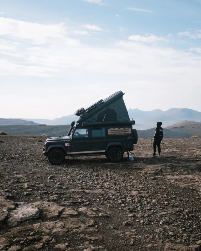3260m (ENG below)  Record d’altitude pour un spot de bivouac sauvage ! Mais aussi début d’une loooongue journée rythmée par un passage de frontière, la descente d’un col bien sportif et surtout.. une intoxication alimentaire.  « La pire situation en étant seule », nouvel épisode dispo sur YouTube ✌🏻  —  A record altitude for a wild bivouac spot! But also the start of a looooong day punctuated by a border crossing, the descent of a very challenging mountain pass, and above all... food poisoning.  « The Worst Situation Alone » a new episode available on YouTube ✌🏻  #youtube #womentravelsolo #africa #afrique #defender