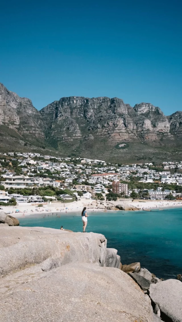 Mes 5 spots préférés de Cape Town 😎  - Maiden’s Cove
- Noordhoek Beach
- Sea Point Promenade 
- Boulder’s Beach
- Chapman’s Drive  Bonus : Kloof Corner  Enregistre ce réel si tu comptes aller à Cape Town un jour ! Et télécharges mon ebook avec 90 pages de conseils et d’infos pour réussir ton voyage là-bas : bit.ly/guidecapetown 20% de réduction avec le code CAPETOWN pour le lancement ✌🏻  #capetown #southafrica