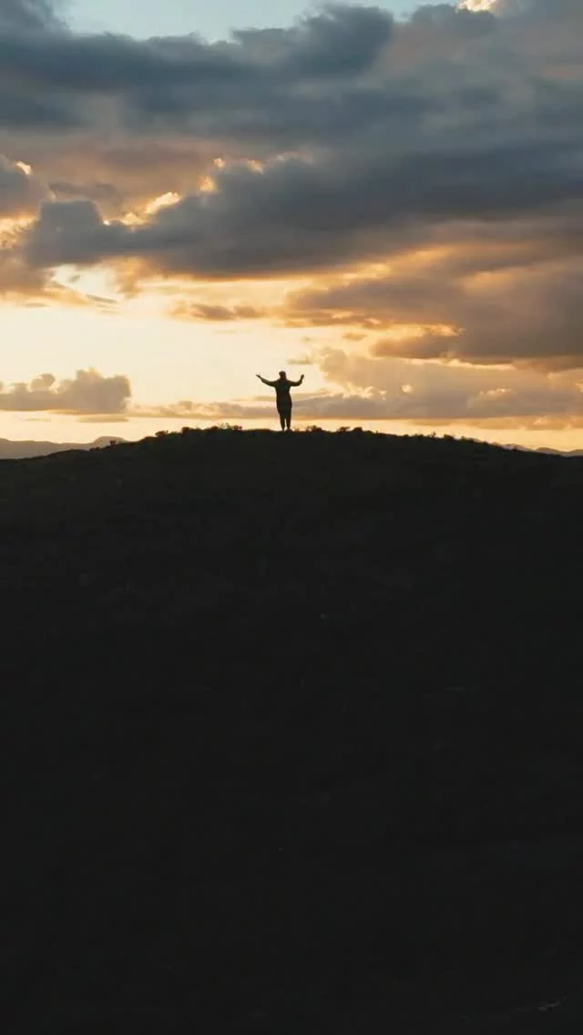 That sunset 😳 (ENG below)  Le Lesotho m’aura émerveillé pour bien des choses, notamment pour ses paysages et ses couchers de soleil à couper le souffle. Comme l’impression de faire partie d’un film et de pouvoir observer tout ce qu’il y a de plus beau dans la nature de mes propres yeux 🥹  —  Lesotho amazed me in many ways, especially its breathtaking landscapes and sunsets. It felt like I was part of a movie and could see all the most beautiful things in nature with my own eyes 🥹  #africa #lesotho #moutains #sunset