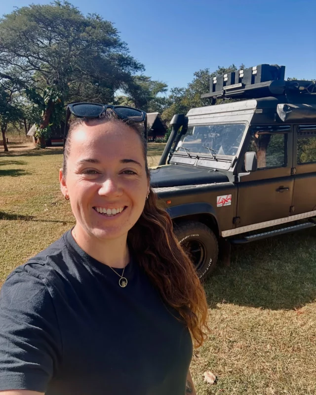 Bye Kibo 👋🏻  Eh oui, ce dimanche en temps réel je viens de dire au revoir à Kibo que j’ai laissé en Zambie.  - attends, t’es pas censée être au Mozambique toi ?  Si vous avez bien suivi, j’ai pris un peu de retard dans le partage de mes stories. Deux semaines exactement 😇 même si j’ai encore pas mal de choses à partager, ça me tient à cœur de vous dire qu’aujourd’hui j’ai laissé Kibo à Lusaka pour l’été.  Je ne rentre pas tout de suite en France, je vais en direction de la Tanzanie pour un voyage abonné puis pour un voyage avec mes amies pour mes 30 ans (🥵).  Cette dernière semaine passée a été ultra intense et stressante pour être honnête. J’ai conduit plus de 1500km sur des routes pourries, passé deux frontières, vidé et préparé mon 4x4, stressée de le laisser, tout en devant gérer le travail, l’organisation des voyages en Tanzanie et mes différents trajets.. tout ça toute seule. Je crois que je vais imploser 😬  Un gros pincement au cœur de laisser Kibo et en même temps une pause bien méritée pour lui comme pour moi. Comme chaque année je passe l’été en France pour bosser sur d’autres projets, lever le pied (ou pas), retrouver mes proches, bosser sur des mariages, etc.. je n’ai pas envie de quitter ma maison sur roue mais c’est nécessaire pour ne pas finir sur les rotules et continuer de profiter de mes aventures comme il faut.  Il va clairement me manquer mais ça sera pour mieux se retrouver ! Bref, je partage des stories au Mozambique, là je suis en Zambie et je vais en Tanzanie avant de rentrer en France. Qui est perdu ? 😎