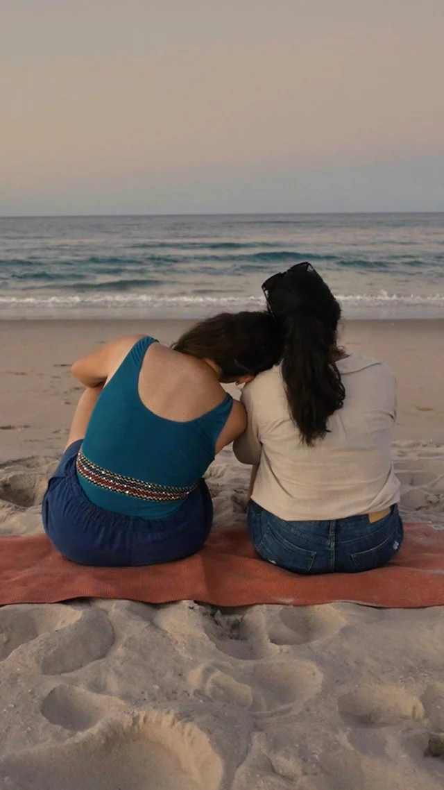 J’ai retrouvé mon ex sur une plage paradisiaque 👀  Surprise! Un an et demi après s’être quitté à Cape Town, voilà que je retrouve Charlie et Joe au Mozambique 🙊  On savait qu’on se croiserait sûrement mais on ne pensait pas que ça serait aussi tôt ! Et puis finalement on était dans le même coin au même moment, donc on s’est retrouvé pour 5 jours de bivouac sur la plage.  Kibo & Joe se sont officiellement rencontrés sur les terres africaines!  Pour marquer le coup, on a voulu faire la tendance Bref à notre sauce (et oui une vidéo YouTube arrive ce dimanche sur ce bivouac un peu fou).  Ps : pour les petits relous, Charlie & moi sommes AMIES. Et oui, on peut réussir sa séparation ;)  ✌🏻 #bref