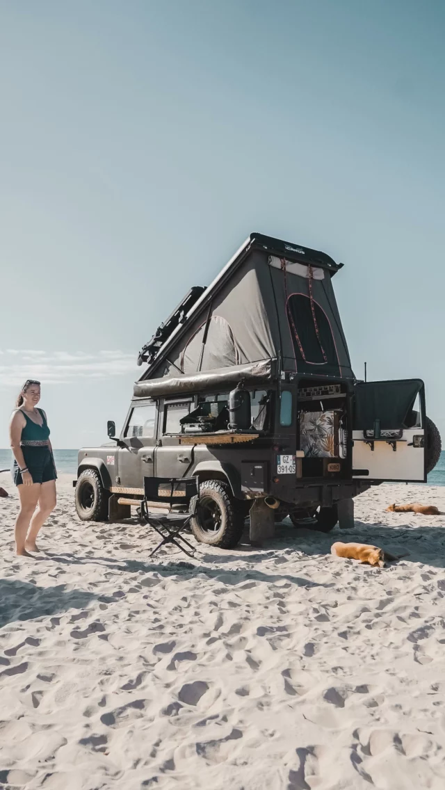 « 24h dans ma vie » spécial petit paradis !  En découvrant le Mozambique je m’attendais à profiter de bivouac assez fou mais je ne pensais pas trouver un spot aussi incroyable. Tellement incroyable que j’ai décidé d’y rester pendant 5 jours !  Ça m’a permis d’installer une certaine routine pour profiter du lieu tout en travaillant. Les roues posées dans le sable, vue océan et un calme absolu, que demander de plus ?  Voici une journée type dans mon 4x4, pour vous donner une idée d’à quoi ressemble une journée complète sur un bivouac de rêve ! Alors, ça donne envie ou pas ? 😍  Collaboration commerciale avec @bfgoodricheurope 
Mes pneus sont des BFGoodrich All-Terrain T/A KO2  #BFGoodrichGoWild #BFGoodrichTires #BuiltOnBFG #offroad #BFGoodrich
