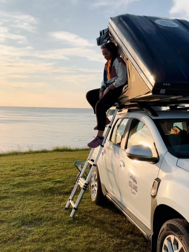 When in Iceland.. 🥹  Je déclare ce bivouac comme étant mon préféré du voyage 🙊 bon en même temps vous me mettez un 4x4, une tente de toit, une vue océan et un soleil de minuit… je dis oui tout de suite !  Ce camping sélectionné par @travelbase.nomads.fr au nord du pays est une jolie pépite.  En ce moment le soleil se « couche » vers minuit pour se « lever » vers 3h du matin. Entre les deux il ne fait jamais nuit, le soleil longe l’horizon et enflamme le ciel de plein de couleurs ! C’est assez fou comme phénomène (si vous y allez mi juin, vous ne verrez même pas le soleil passer sous l’horizon 🙊)  Ça donne envie ce genre de vue ? 😍  Collaboration commerciale avec @travelbase.nomads.fr @travelbase.fr 🩵 #islande #iceland #camping #4x4 #roadtripiceland #travelbase